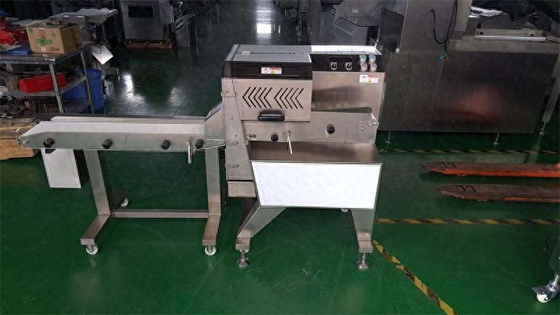 鹵肉切塊機(jī)能給豬牛肉、牛雜、臘腸臘肉等熟肉切片加工