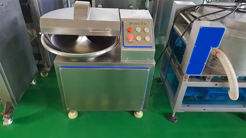 20升的小型斬拌機對肉菜切碎拌餡細(xì)膩均勻，深受小作坊喜歡 