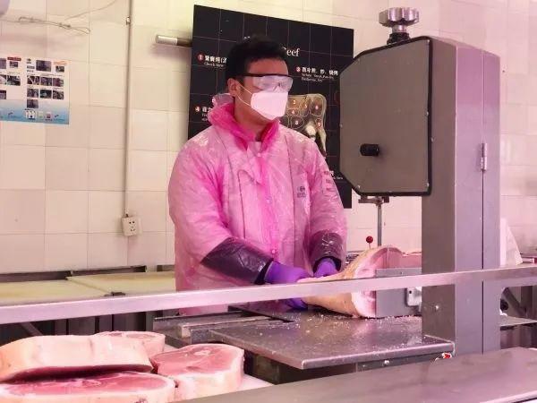 祥九瑞盈的臺灣鋸骨機曾在社區(qū)商超內(nèi)上陣鋸肉，為抗疫出一份力