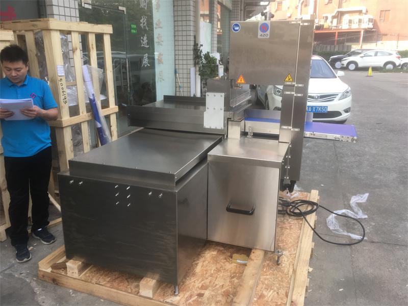全自動(dòng)鋸骨機(jī)對(duì)凍肉切割加工廠的作用，大得你無(wú)法想象