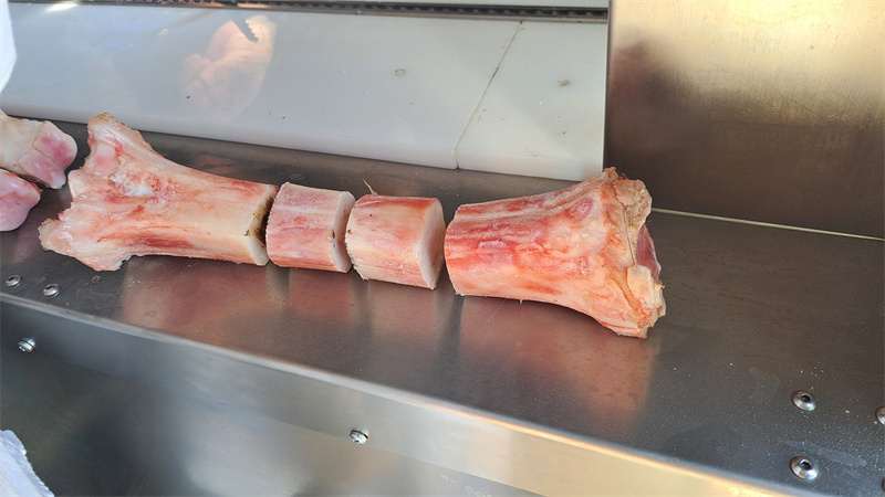 牛棒骨、豬脛骨鋸塊切段，帶骨鮮肉自動進(jìn)料鋸骨機(jī)介紹 